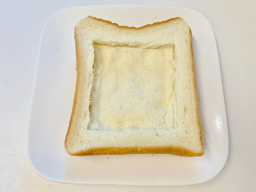 スモアフレークトースト』 ①常温のクリームチーズ18gと砂糖大さじ1をよく混ぜ合わせる ②6枚切り食パンにまんべんなく塗る③板チョコ9ブロックを3列ずつ並べトースターで2分焼く ④チョコフレーク10gを敷き詰める ⑤半分に切ったマシュマロを12個を綺麗に並べる ⑥