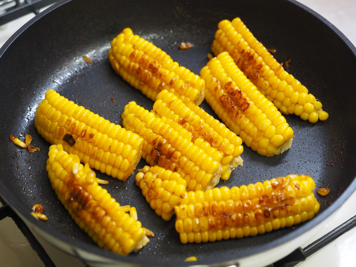 焼きとうもろこし 屋台のあの味を！おうちのフライパンで作る♪しょうゆ甘ダレが絶品！macaroni マカロニ- YouTube