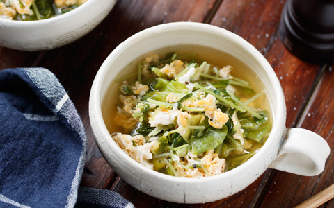 チーズのコクをプラス♪ 豆苗と卵のコンソメスープ