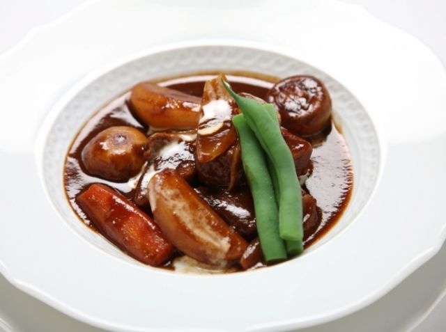 ルーも赤ワインも不要！ 煮込まないビーフシチューアットレシピ @recipe