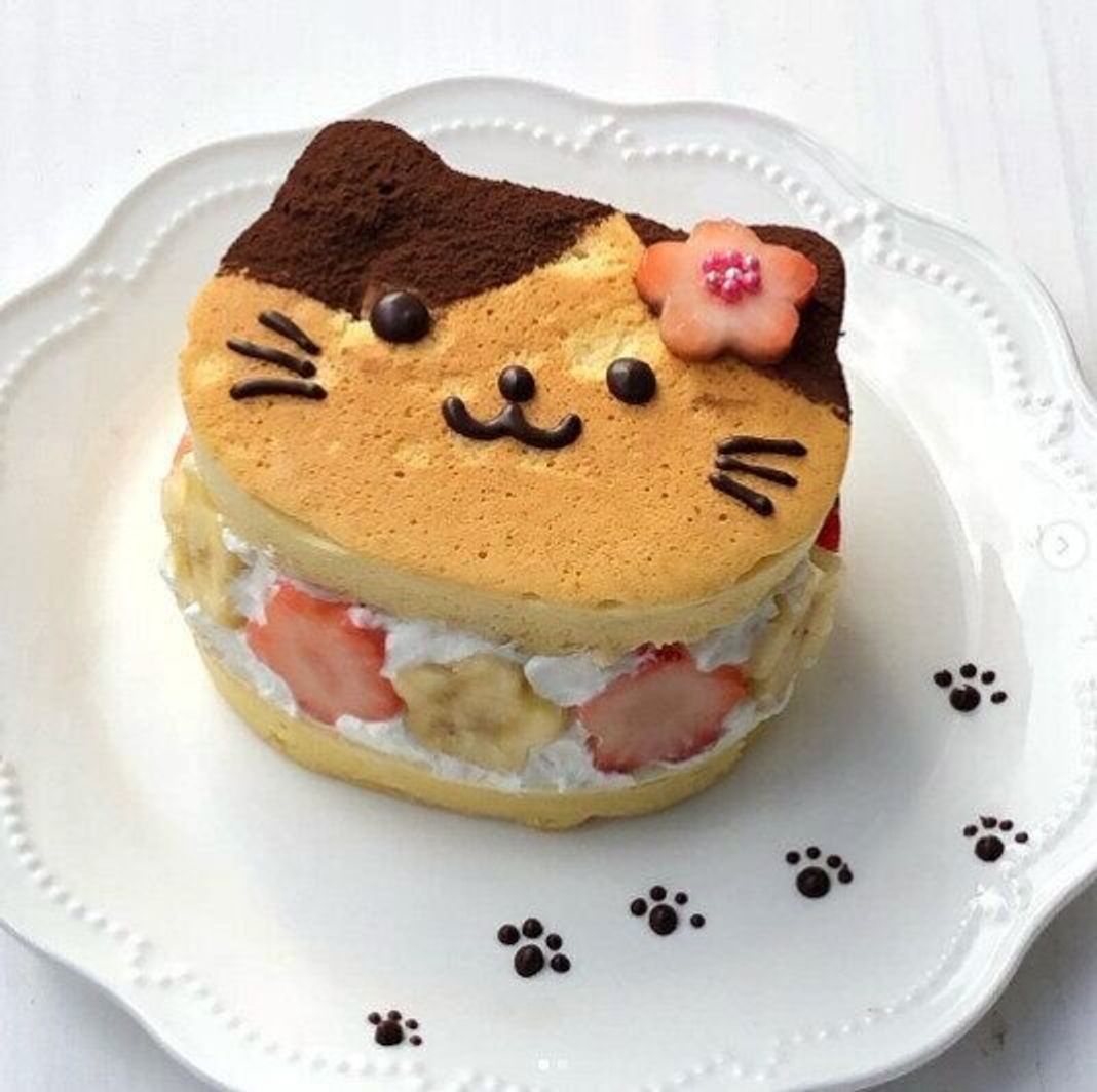 セリア, で買った猫の形のパンケーキ型で, つるんつるんの蒸し卵を作ります。, ①卵２個、水溶き片栗粉 小さじ1 4＋同量の水 、砂糖小さじ１、塩少々, を合わせてよく溶く。, ※茶こしで卵液を濾すと, なおきれいな蒸し卵になります。, ②型に注ぐ。,③沸騰した湯に②にを入れて, 弱火で７分、蓋をして蒸し焼きにする。, ④冷めたら型から外す。, 海苔で茶トラくんにしたり, ネコバスにしたり、,
