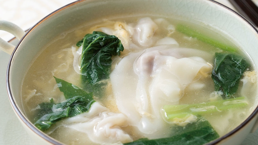 @kina_recipe_←胃袋掴んでプロポーズさせたレシピ 作り方👇, 今回は ワンタン献立🐾🐾,今日のワンタンはキャンディ🍬の形にしました！, 可愛いし、くるんとまいて両端をぎゅっとするだけで, 意外と簡単😳,最初でもね、お皿にどかっと乗せたらなんの形かわからなくなっちゃって笑った😅笑, 🥟ワンタン, 豚ひき肉 150g, ネギ30g, ニラ 30g,鶏がらスープの素小さじ1 2,