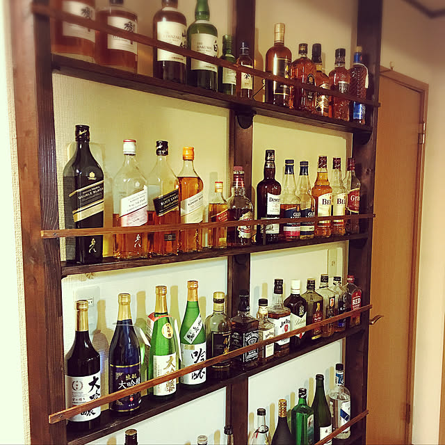 RWKLHV ウイスキー 棚 地面から離れた高さの設計で 掃除が簡単 ワインラック アイテムの落下を防ぐために厚めの背面パネルを採用 壁面DIY棚 の地震対策 ウイスキー落下防止に異形丸棒をシリコンで固定 – NickとMarikoのウィスキーライフ