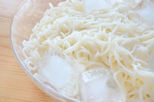 ごまドレで！本格汁なし担々うどん