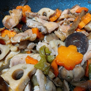 フライパンで作る「筑前煮」プロのレシピ。簡単に味がしみる技、煮しめとの違いも解説三越伊勢丹の食メディアFOODIE フーディー