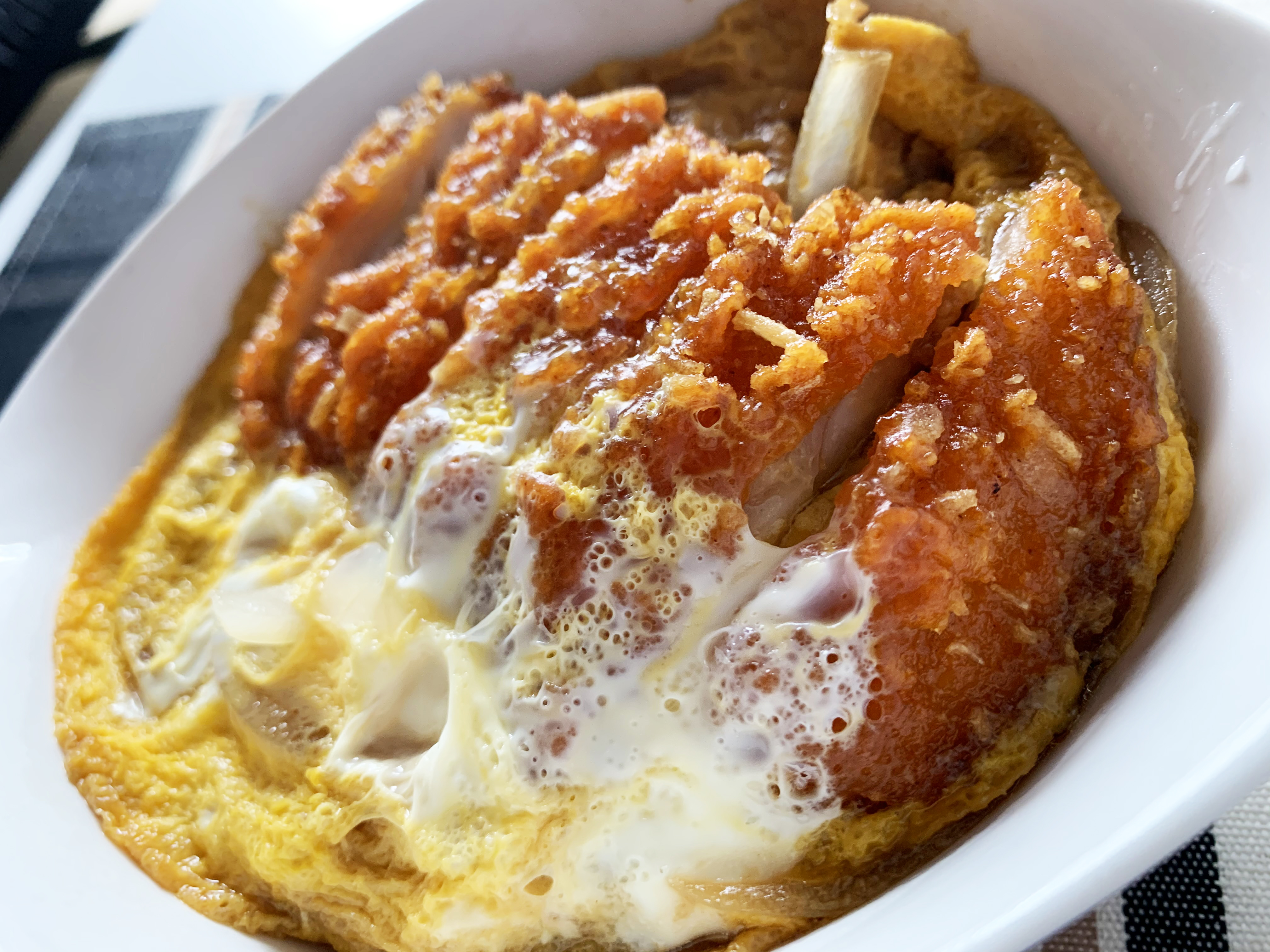 おうちで簡単 ファミチキの温玉アジアンチキン丼