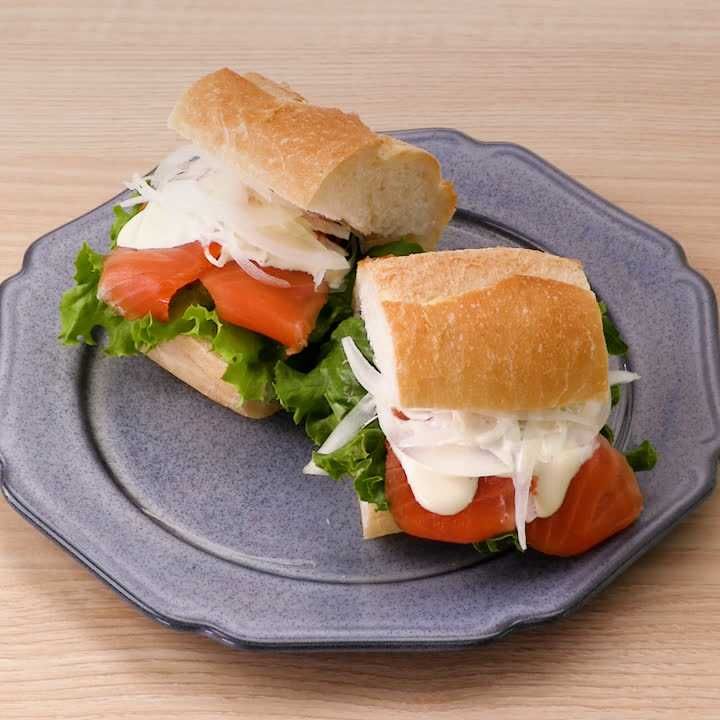 スモークサーモンとクリームチーズサンド＆大葉香る和風たまごサンド 1,950円マモカフェ - くるめし弁当