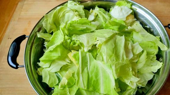 熊猫小馆- 作为川菜馆必点名菜之一，四川小馆的手撕包菜清脆爽口，搭配上浓郁的蒜味及微辣的调味，加上脆口的五花肉片，每一口都好下饭～吉隆坡美食