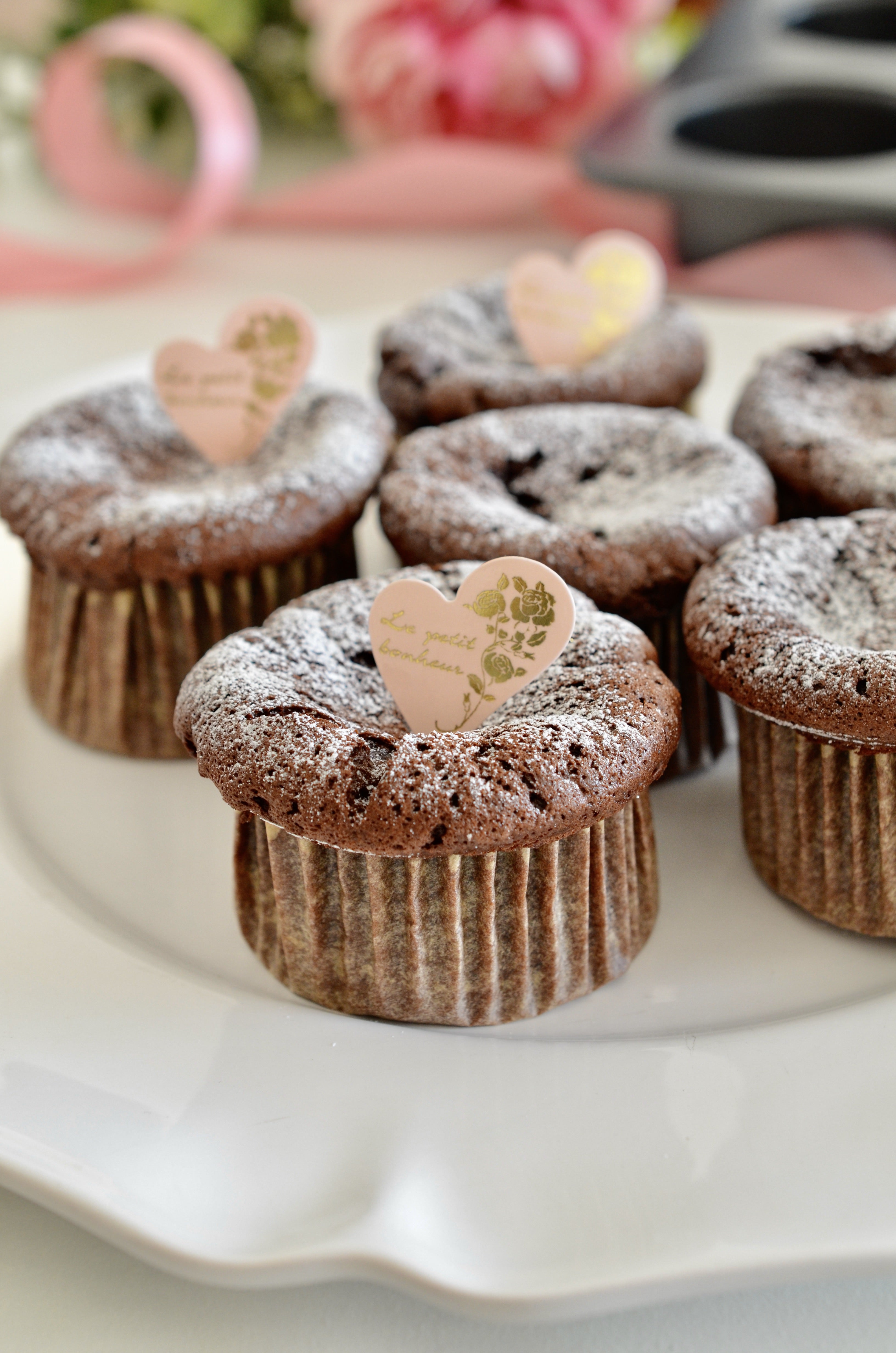 \ コメント欄に「ミニガトーショコラ」と投稿で、DMにレシピをお届け！,マフィン型で作るミニガトーショコラ ,中級レベル🕒調理時間：60分, 富澤商店オリジナルレシピ👩‍🍳, , , マフィン型で作る小さめサイズの, ガトーショコラのレシピです。,メレンゲをしっかり泡立てるのがポイント！, ふんわりタイプのガトーショコラに仕上がります。,