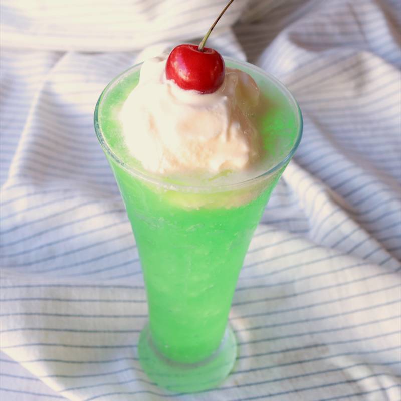 メロンシロップを使ったレシピ『メロンクリームソーダ』株式会社ジーエスフード