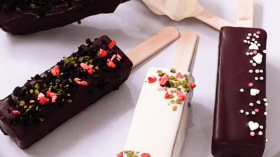 他のバレンタインシリーズ↓, @yuchi__gohan , このアカウントでは作ってみたいと思えるアレンジレシピやおしゃれレシピを投稿してます💕,フォロー・いいね・コメント喜びます☺️, くるっと楽しい焼きチョコ🍫,材料 8〜10個分くらい, ・チョコレート 100g ,→業務スーパーのビターチョコ使用, ・片栗粉 20g , ・薄力粉 20g ,作り方 ,