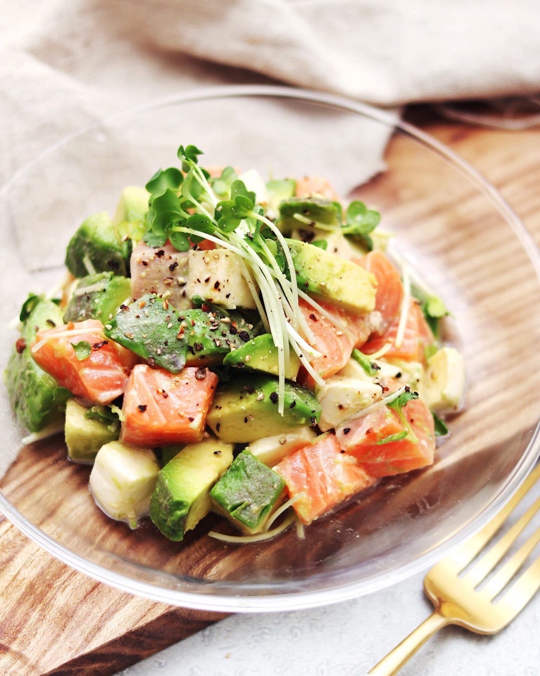 サーモンとモッツァレラチーズとアボカドのユッケ風