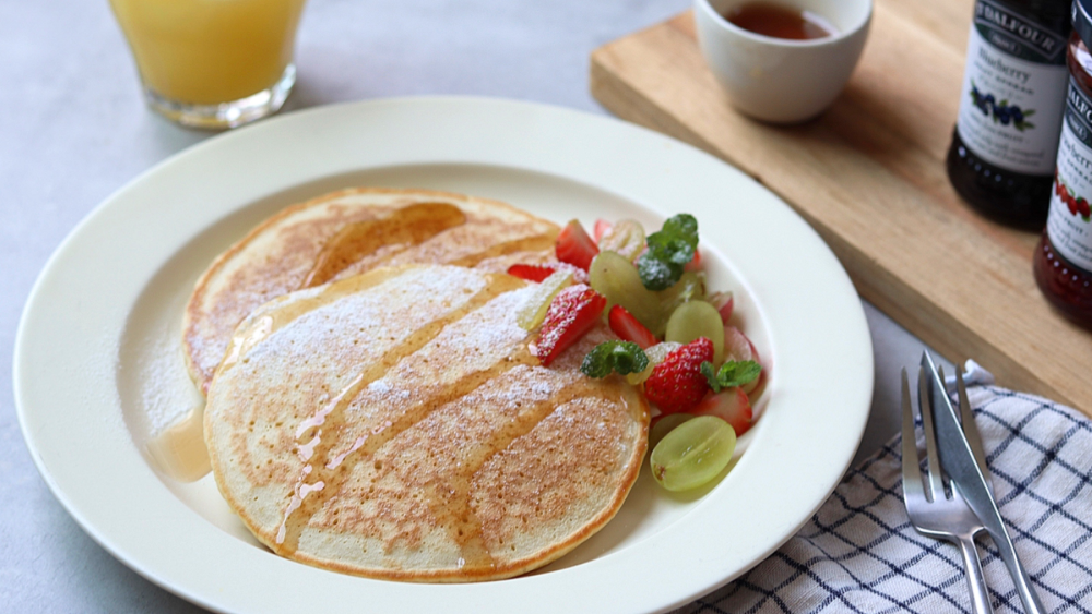 オーツミルクで作る、米粉のパンケーキ。 初めてオーツミルクで米粉パンケーキ作りました。 すごくおいしい。 オーツミルクの優しい甘い風味がほんのり感じられる。パンケーキに合う！発見💡！ あうよ！！ 先週、ビオセボンのオーツミルク、「isolaBIO」 イソラビオ のお