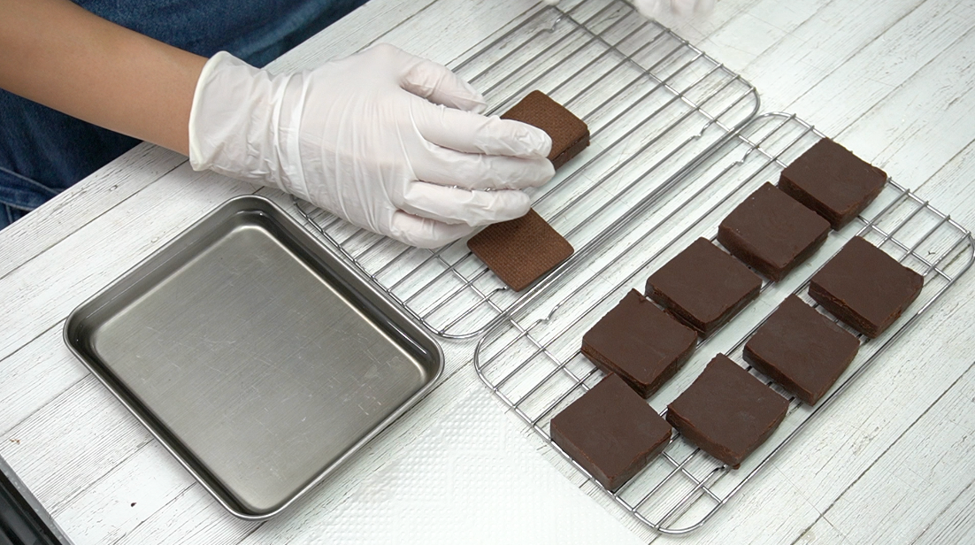 ダイソーのシリコンモールドで作る 四角い生チョコレートHiroMaruの美味しいスイーツ