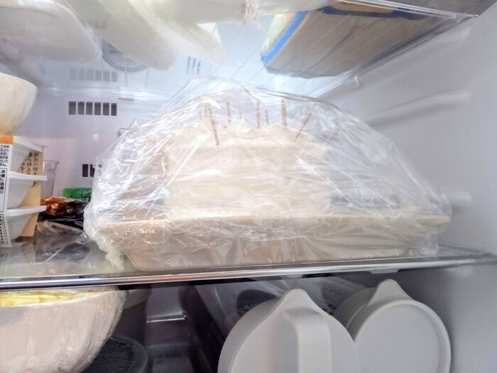 クレラップ 公式ケーキを乾燥させずに保存する裏技余ったケーキ、食べかけケーキ🍰 お皿にラップをかけるとくっついてケーキが崩れちゃう💦だけど、そのまま冷蔵庫にいれると乾燥してしまう 😭😭 そんな時は、保存容器をひっくり返して 蓋を裏返してケーキを