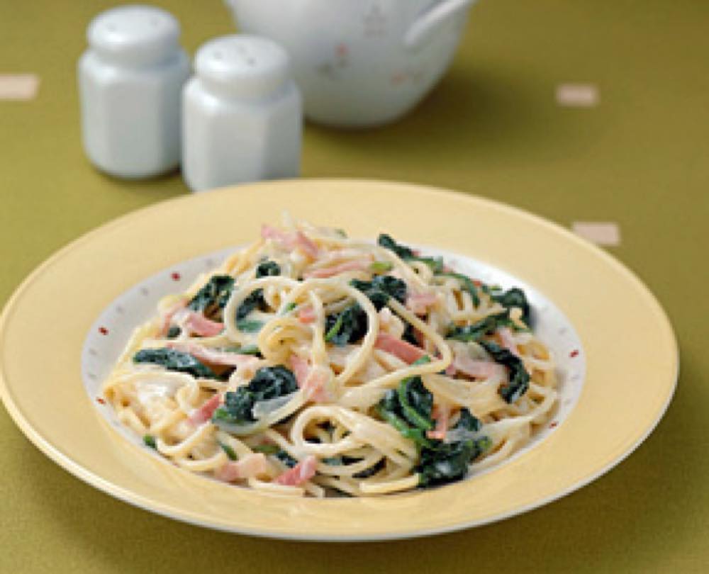 レタスとベーコンのトマトクリームパスタいい味、いい笑顔 コーミ株式会社