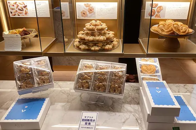 東京・大阪・博多限定「薫るバターSabrina サブリナ」出張土産＆職場の差し入れに！ビジネス手土産に！母の日ギフトに！お花の形のパイ生地焼菓子 楽天トラベル「5と0のつく日」は早期予約でオトク グランスタ東京 阪神百貨店梅田本店 博多阪急楽天で購入できる