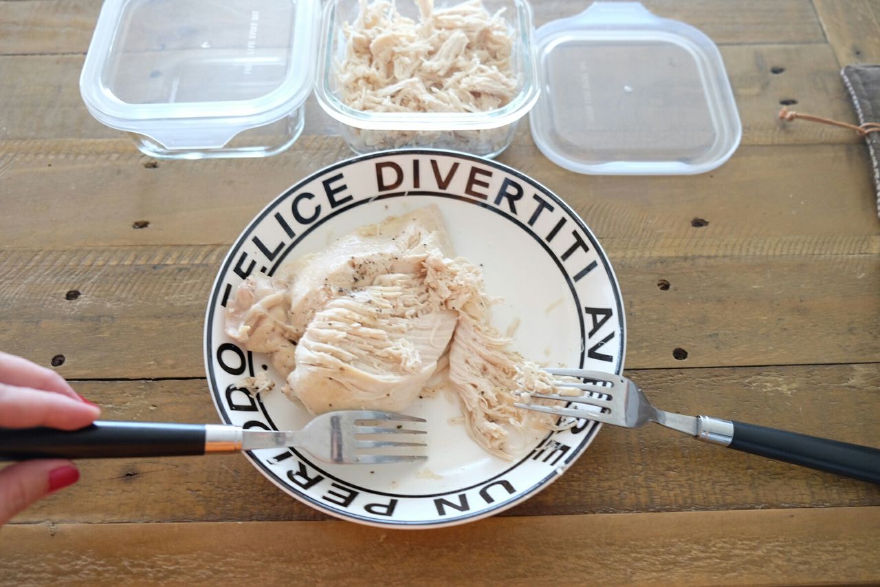 鶏胸肉で作る！蒸し鶏♪電子レンジで簡単！サラダにも