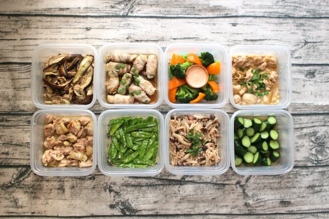 今週の冷凍弁当作り置き。 おかずは3つ、卵焼きと小松菜は固定だから作るの楽になってきた。 余ったご飯は混ぜご飯おにぎりにして冷凍。手間はかかるけど、買ったご飯だとなぜか濃く感じたり気持ち的に美味しいpokke