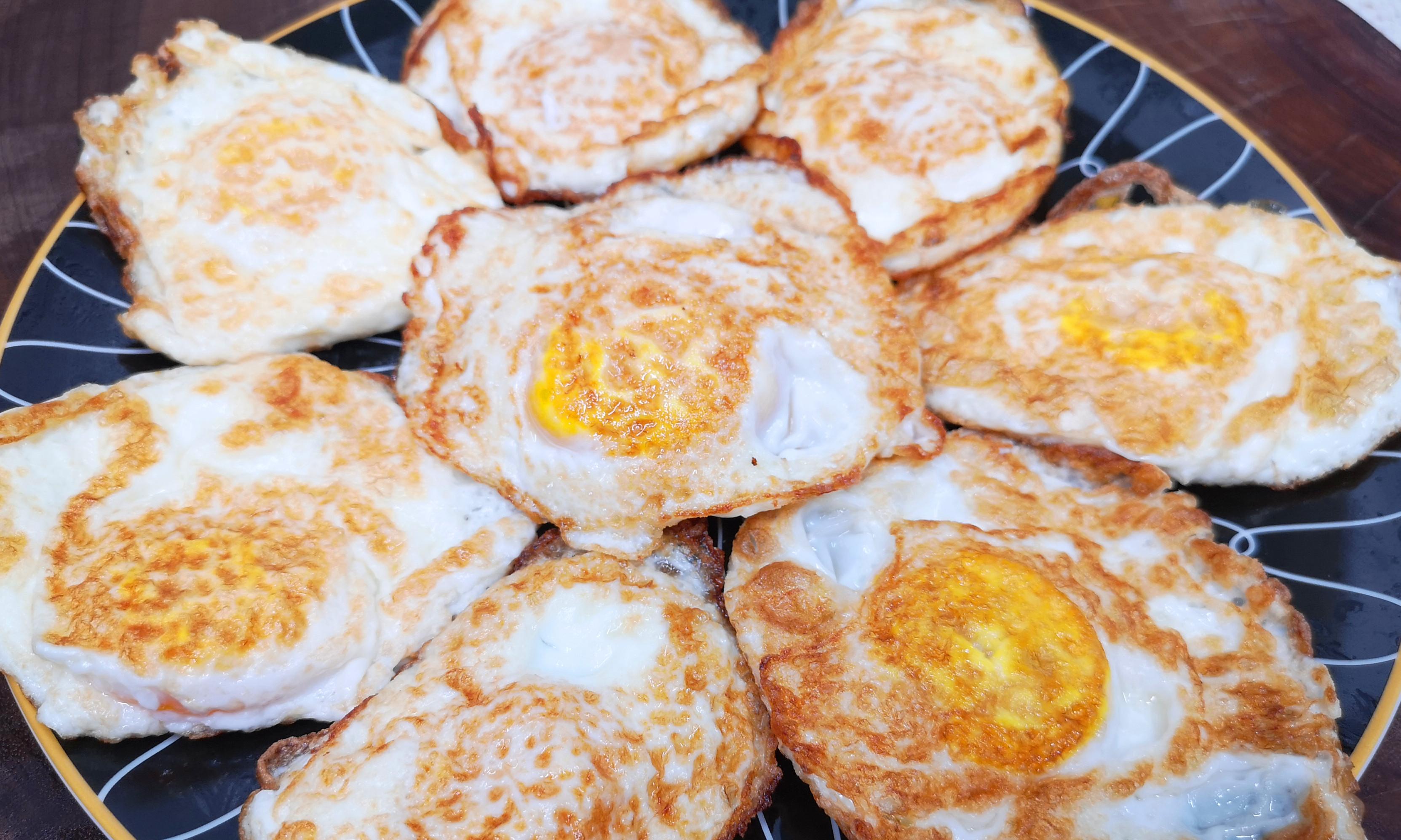 水煮荷包蛋时，为何总是散开有白沫？教你2招，荷包蛋滑嫩不粘锅