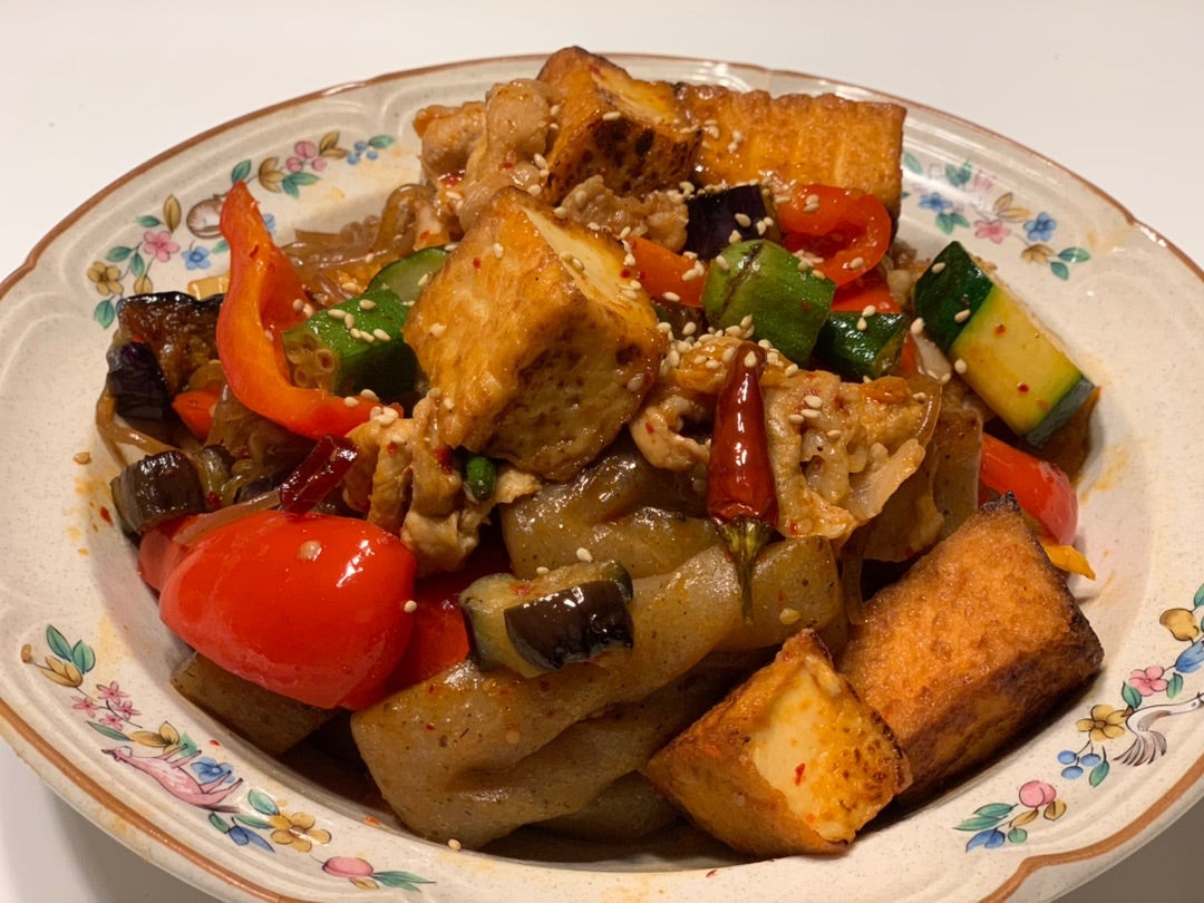 豚肉と大根と厚揚げと糸こんにゃくの煮物♪