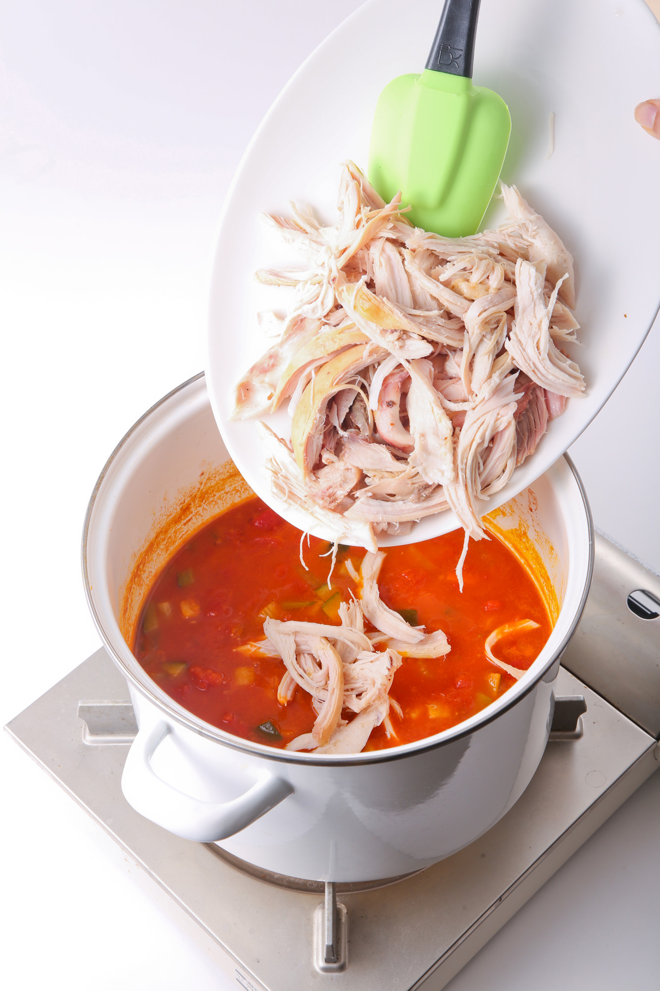 コストコ 人気商品ロティサリーチキンをアレンジ！「トマト煮込み」で節約時短♡Oggi.jp