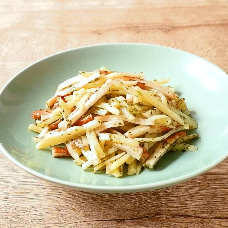 レシピ🍳カリッとおいしい！のりの風味も◎ 今日は「ちくわとじゃがいものカリッとのり塩」 * 🙋‍♂️のり塩うまいね😄 🙋‍♀️揚げてるからか ちくわの味が濃い ⁉︎ * 今日はちくわとじゃがいもで1品！ カレー作った時に買ったのだったり じゃがいもは なんだか家にいま