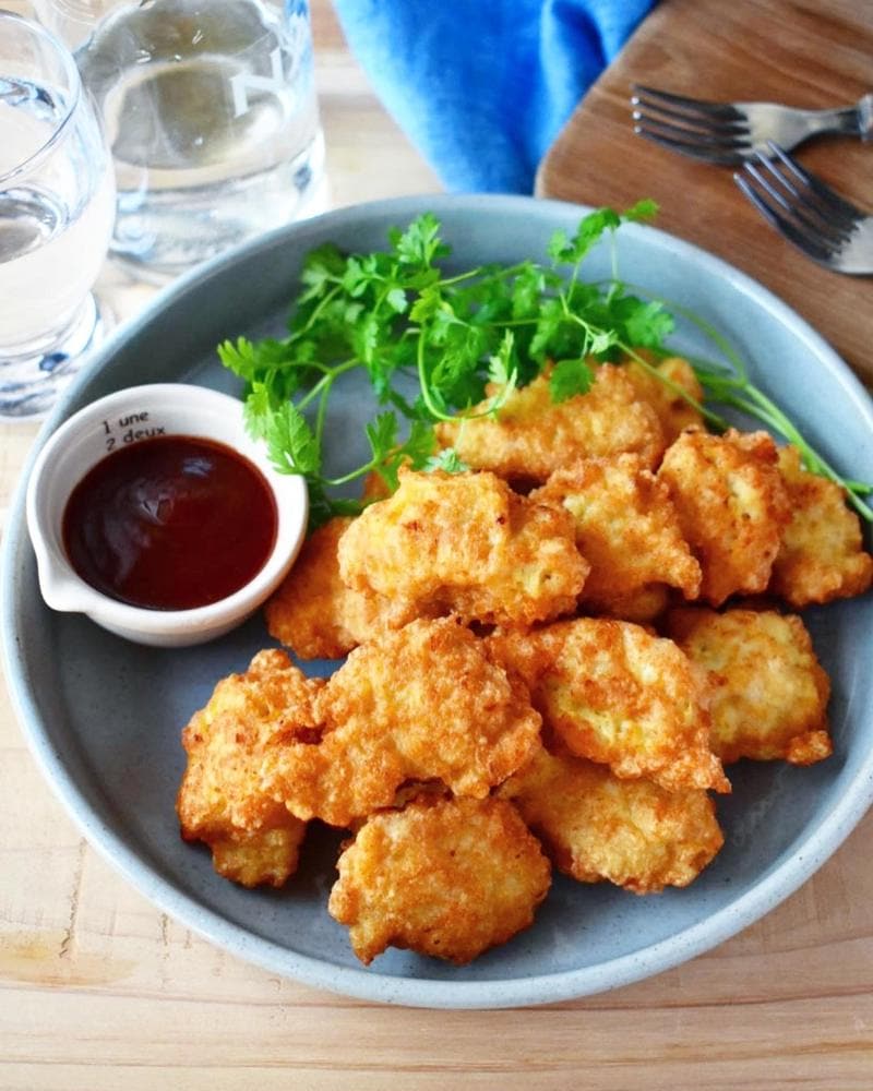 残業終わりに心も体も温まるまんぷくコンソメスープ作ってみた！, 提供：味の素株式会社, @ajinomoto.co.jp, 「味の素 KKコンソメ」はポンと入れるだけ！, 冷蔵庫にあるお肉や野菜を入れて、おかず級のまんぷくスープのできあがりです！,みんなも自分好みのまんぷくコンソメスープを作ってみてね✨,ごろごろ野菜とウインナーのまんぷくスープ ,材料 ,