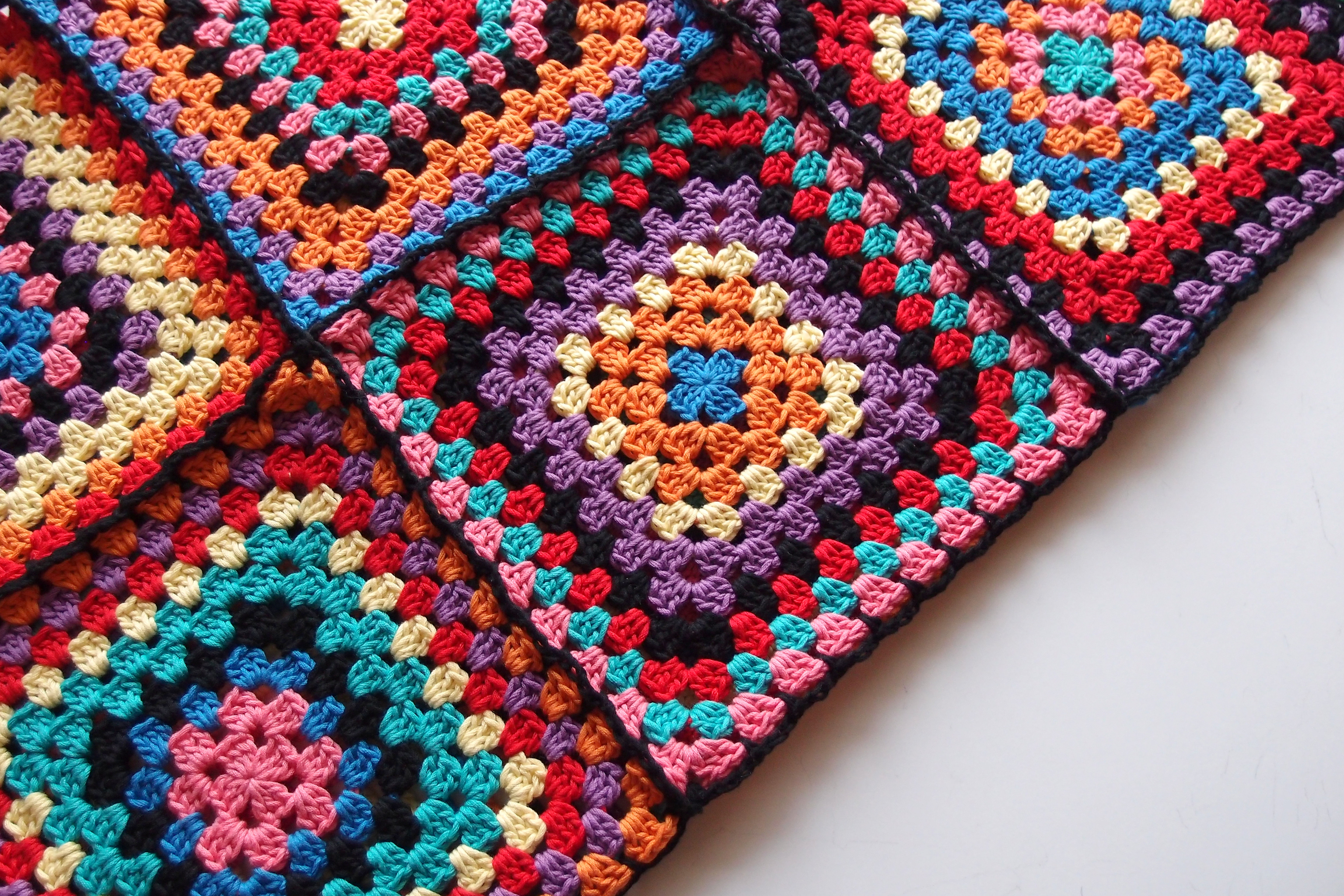 グラニースクエアのブランケット完成！全部で96枚のモチーフをつなげて作りました – My Cup of Tea