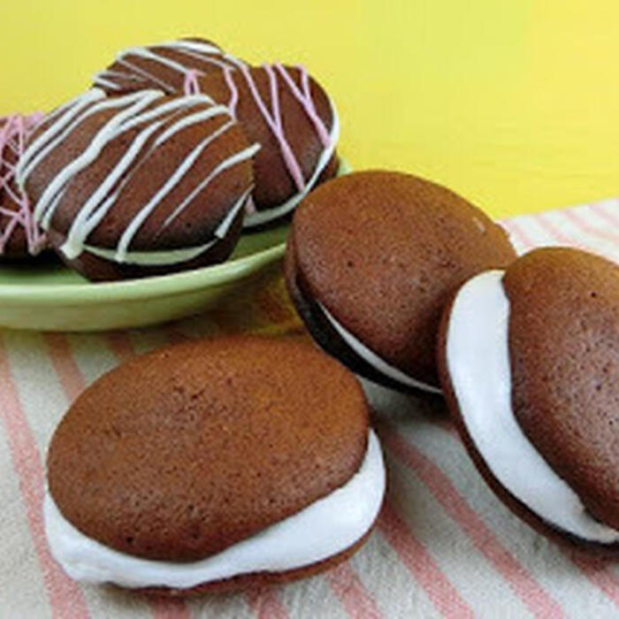 カフェスイーツ223号好評発売中です🍪 特集は、「アメリカ菓子の魅力とは？」🇺🇸今号では、取材先のお店のキャロットケーキとシナモンロールをご紹介しております 根強い人気のシナモンロール！ アメリカ式やスウェーデン式だけでなくクッキーやスコーン、マフィンにし