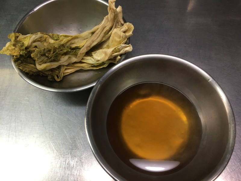 斬新すぎる白菜の切り方！きじま流「とろとろ白菜と鶏手羽中のスープ煮」で旬の白菜を大量消費 - レタスクラブ