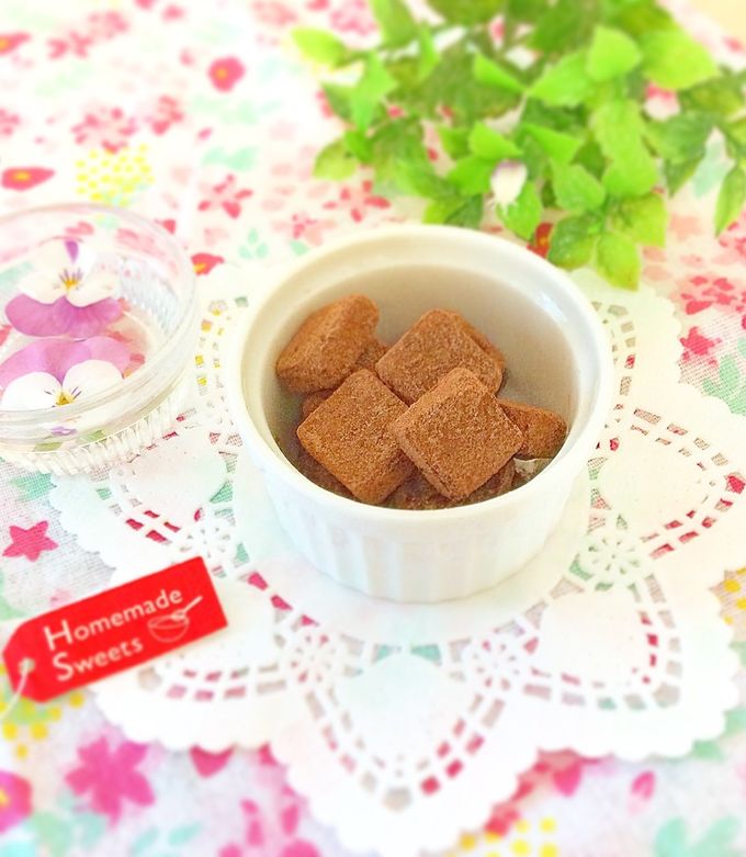 甘さ控えめ！当日でも間に合うバレンタイン,牛乳でつくるチョコサラミ , 手軽に作れるバレンタインレシピです♡,ハイカカオチョコを使うので甘さは控えめ！, 生クリームと比べて脂質も少なめです🙆‍♀️, お好みでドライフルーツも入れても◎,甘さが加わっておいしいよ〜〜, ぜひ作ってみて！, 🌱材料🌱 1本分 15cm程, 板チョコ ビター 1枚 50g , カカオ72%チョコ 50g,