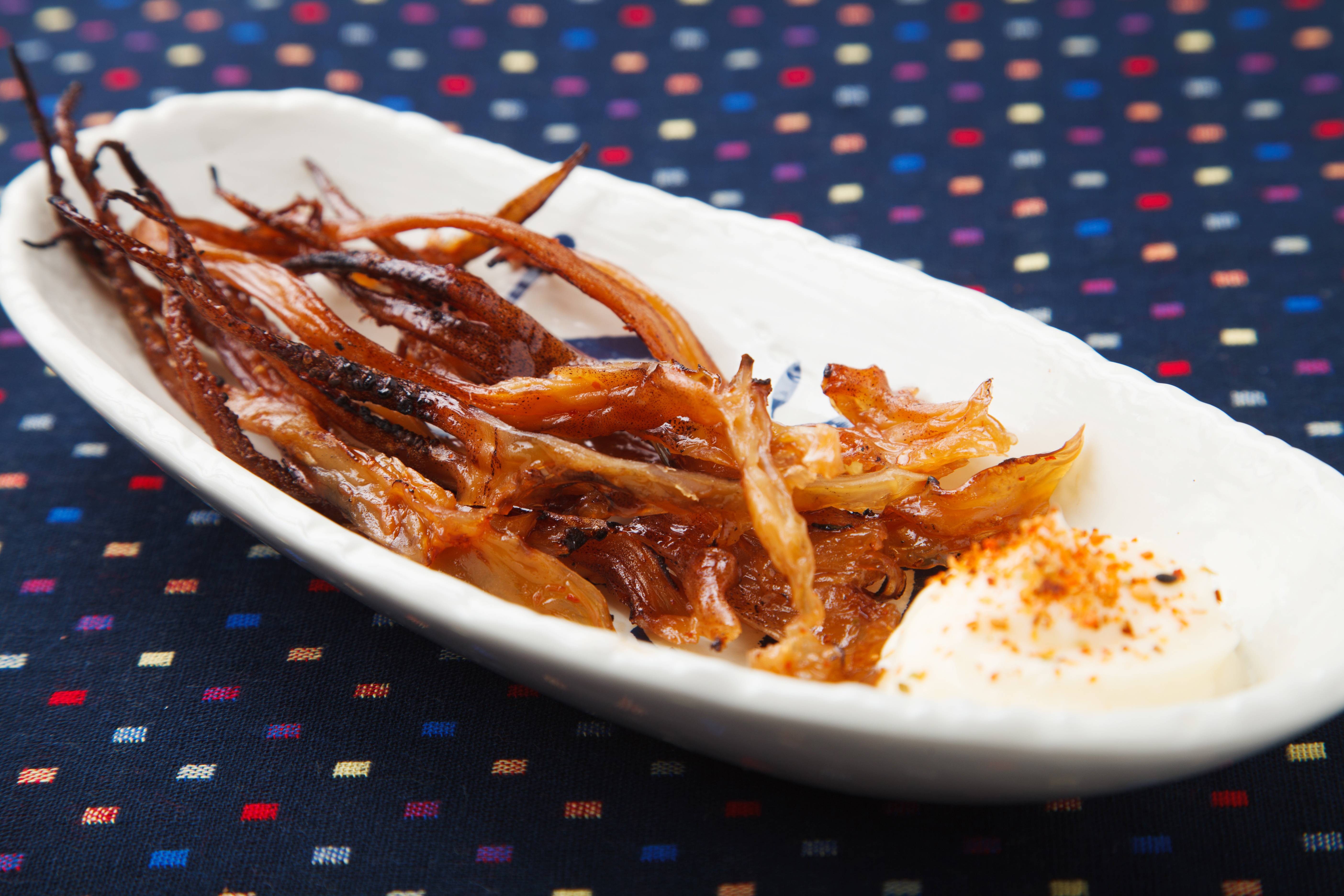 簡単ヘアアレンジ硬い髪でもOK！ ねじってまとめたお団子の「おしゃれタイトシニヨン」美的.com