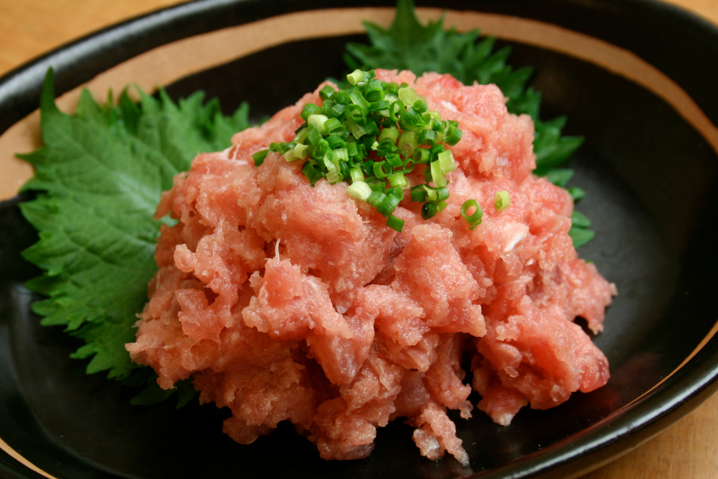 ネギトロ もう市販品に戻れない！サクから作るふわふわネギトロ丼！, ——————, ▶材料, マグロ赤身：200g, ＜調味料＞,マヨネーズ：小さじ2, 塩：2つまみ, ごま油：小さじ1 2, おろしにんにく：お好みで, ねぎ小口切り：適量, 醤油：大さじ1,煮切りみりん：大さじ1, わさび：適量, ▶作り方, ①鮪をカットして細かくたたく。,