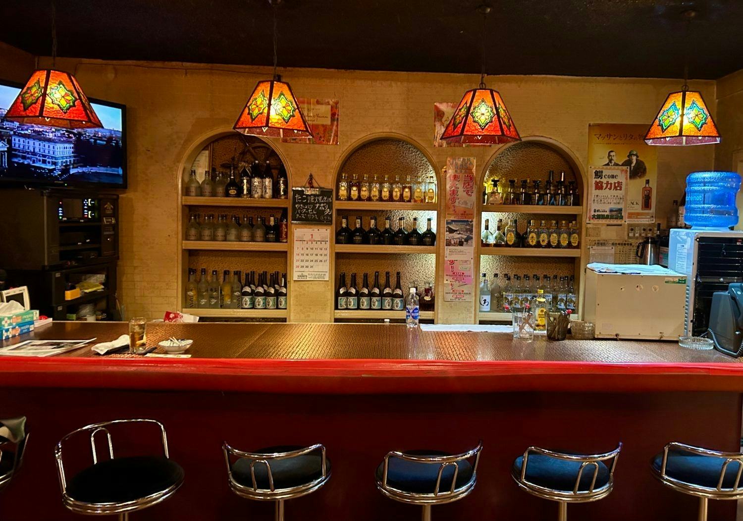 スナック」といえば、昭和のイメージでしょうか。 1964年にスナックは誕生。80年代半ばごろには、当時普及したカラオケボックスが少しずつその役割をとって代わっていきました。ママの高齢化も進み下火になっている産業ではありますが、 スナックとは隔絶された世代が