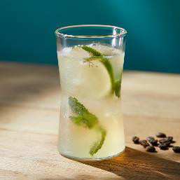 スターバックス「コーヒーエイド クール ライム」全国で、ライムを飾った“クリアなコーヒー”ドリンク - ファッションプレス