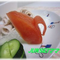 トマトのちょうちょは小さいフルーツトマトを使ったよ。存在感めっちゃあるから、おうちごはんの付け合せにもいいね。 ミニトマトで作った事もあるけど、難易度めっちゃ高いからおすすめしません🙄固めのギュッと詰まったトマトがおすすめ！ ・ タコミートの味付けは