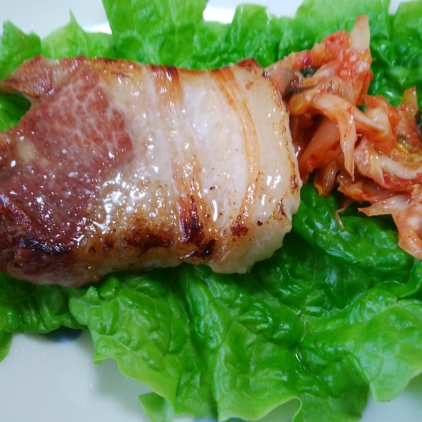 サムギョプサルの食べ方ぁあ〜☝🏻”﻿ ﻿ ﻿ とりあえず目の前にある﻿ サンチュ、ゴマの葉に﻿ サムギョプサルと薬味ネギとにんにくと﻿キムチと味噌を乗っけて🥬﻿ ﻿ ﻿ 食べるだけぇ〜〜〜☝🏻☝🏻☝🏻﻿ ﻿ ﻿ お肉はカリッと焼いた方が﻿ 野菜に巻いた時より美味しいですよ