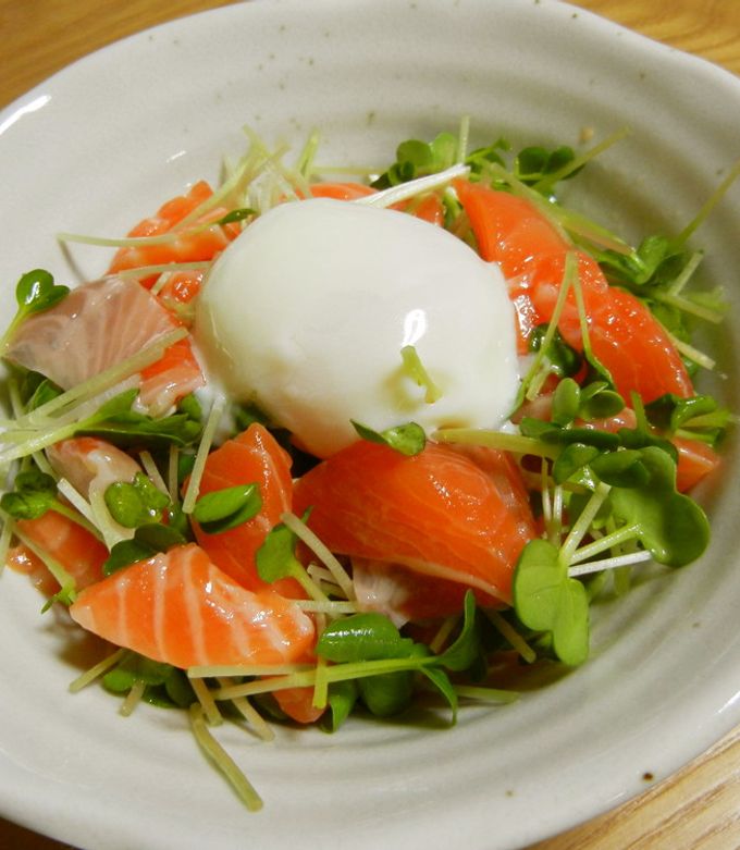 サーモンとクリームチーズのキムチユッケ🍴@mtmtharb さんの投稿をお借りしました❕ ・サーモンとクリームチーズのキムチユッケ レシピ⏬. 𖤐混ぜて15分漬けるだけ .材料 2人分 . ・サーモン150g 1.5㎝位の角切り ・クリームチーズ60g位 ・キムチ100g