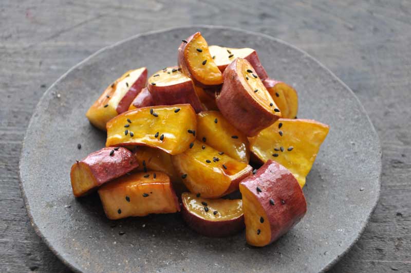 黒い皿に盛りつけた大学芋 イラスト素材7466753- フォトライブラリ