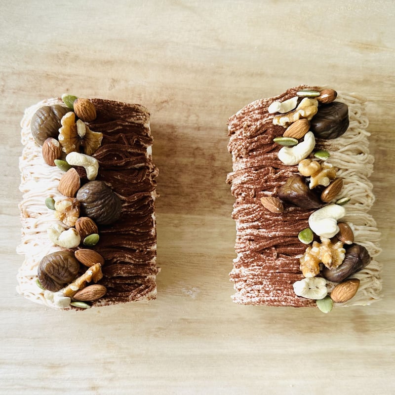 モンブランロールケーキ🌰 . 友達から栗をいただいたので、初めて渋皮煮に挑戦！ 難しかったしめんどくさかったけど、こうして立派なモンブランができあがると感動した🥹♡このロールケーキは栗をくれたお友達にプレゼントしました🫶 .モンブランロールケーキ