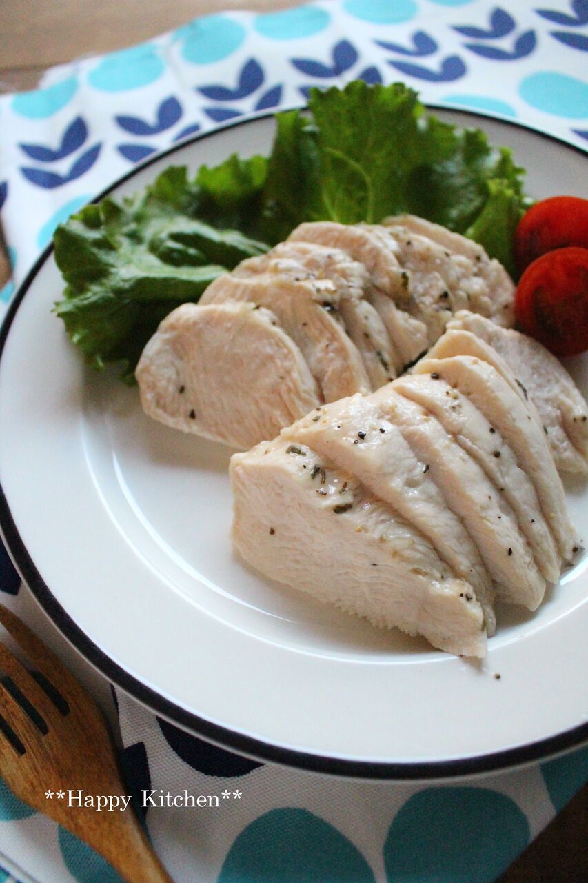 さっぱり美味しい！サラダチキンとトマトの梅しそパスタ