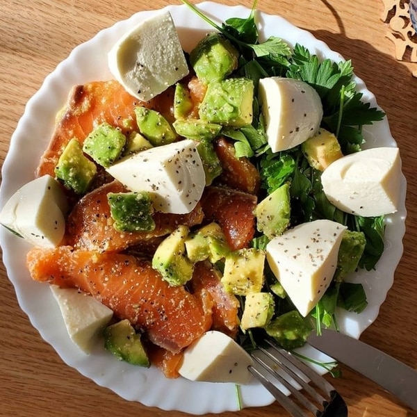 サーモンとアボカドとモッツァレラチーズのユッケ – ぴーきちごはん