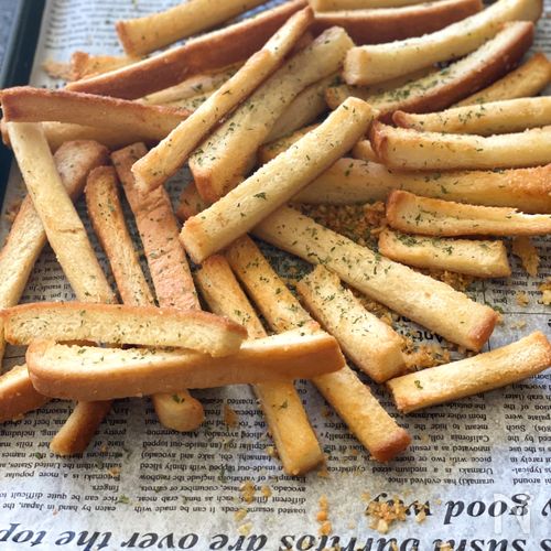 パンの耳を使うのがポイント♪ 目玉焼きピザトースト