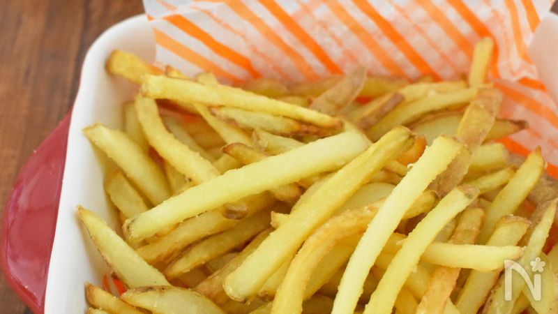 詳しい作り方はこちら↓, @yuchi__gohan , ずっと作ってみたかったやつ◎, 噛むほどカリカリ美味しすぎた〜♡,ポテト好きさんは絶対好きな食感♡,材料 , ・じゃがいも 約400g→大きめメークイン2個で作ってます , ・揚げ油 適量 ,・マジックソルトや塩 お好み ,作り方 , ①じゃがいもをスライスする。 くっつきやすくする為、水にはさらしてないです ,