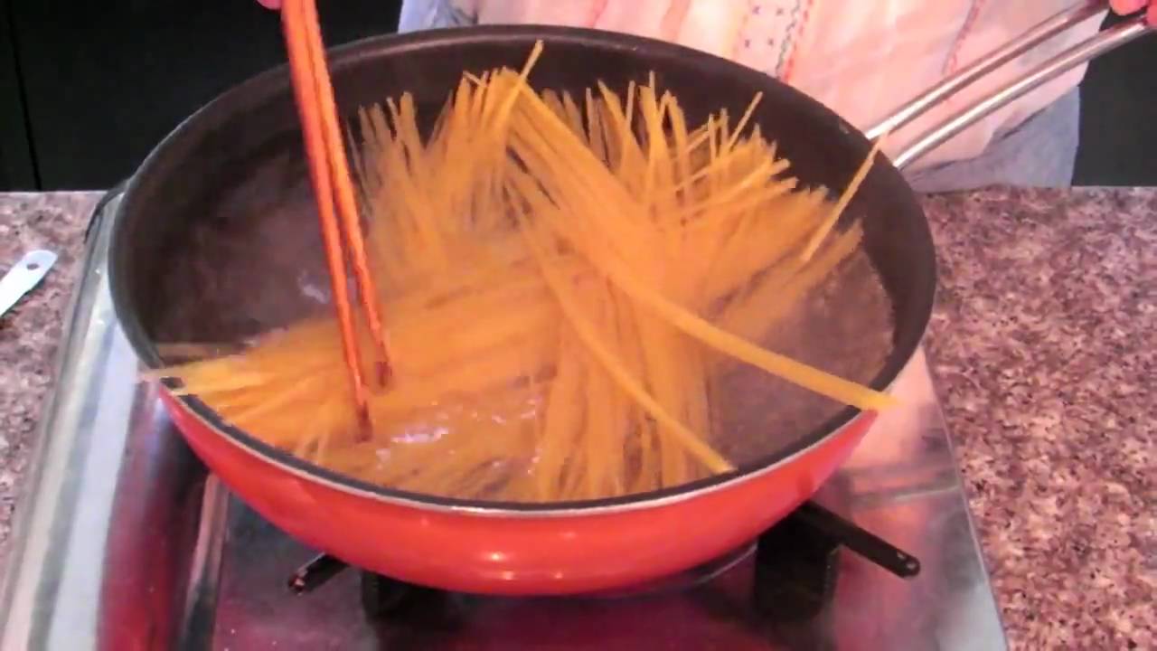 パスタキューブ」でパスタを調理する際、フライパンのサイズはどのくらいが良いですか。お客様相談センター株式会社