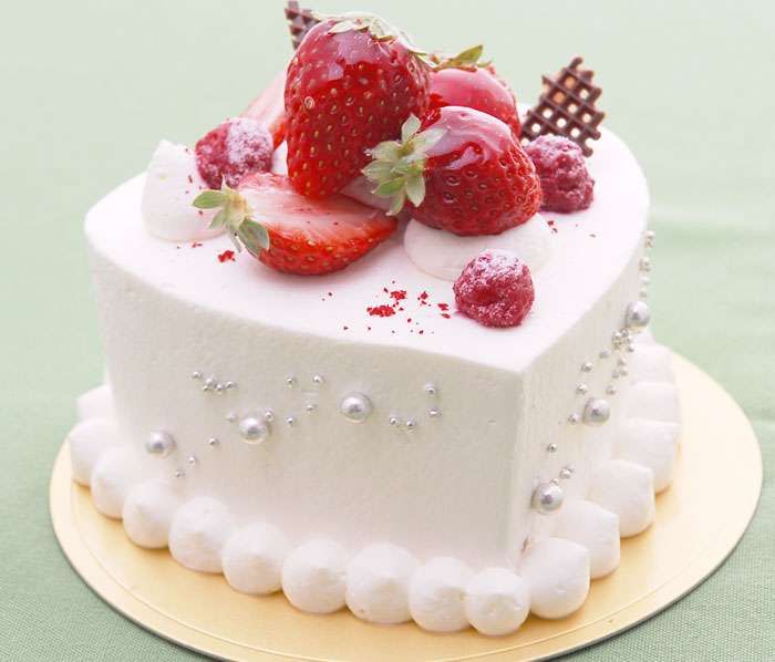 鮮やかなピンク色の美味しそうなパンケーキの写真・画像素材-Snapmart スナップマート