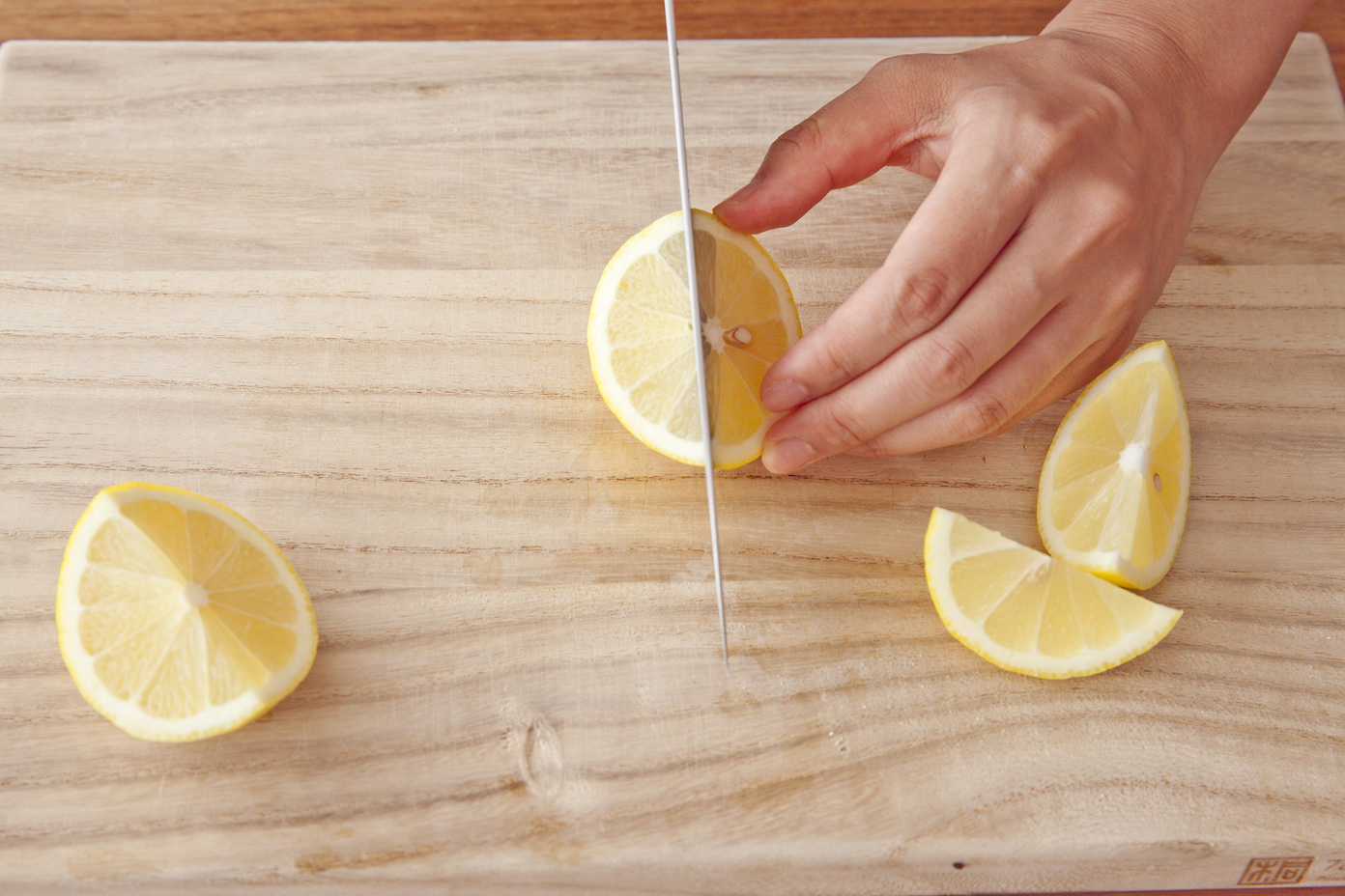 レモンのくし形切りの切り方2通り。Xに斜めに切る方法も紹介。 - LIFE.net