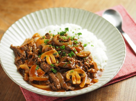 くるみハウス「完熟トマトのハヤシライスソース ボロネーゼハヤシ」のリメイクご飯 ひき肉と玉ねぎでフライパンで簡単にできるハヤシライスソースですトマト感、ハーブ感たっぷり ちょっと大人味のハヤシライスです 4皿分まとめて作って 1皿分で 雨の日の1人ご飯です