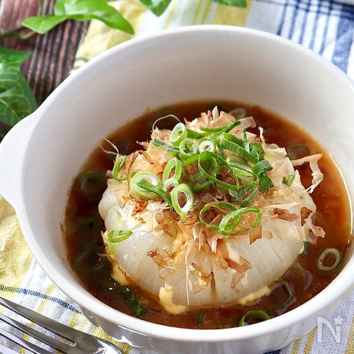 新玉ねぎのツナバターポン酢 ①皮をむき、上下切り落とした新玉ねぎ 1個 に十字の切り込みを入れる ②ツナ缶 1缶 の油を切り、玉ねぎの隙間を手で広げたら間にツナを詰める③塩 少々 かけ、バター 10g をのせしっかりラップをして電子レンジ 600w で7分間レンチン